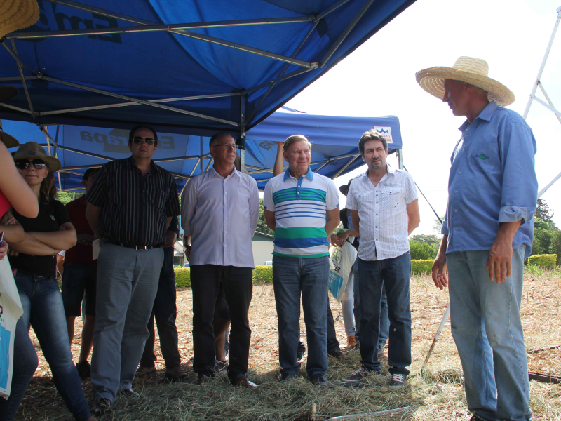 EXECUTIVO PARTICIPA DE DIA DE CAMPO NA SETREM